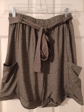 HALARA Gray Elastic Waist Shorts With Belt And Pockets